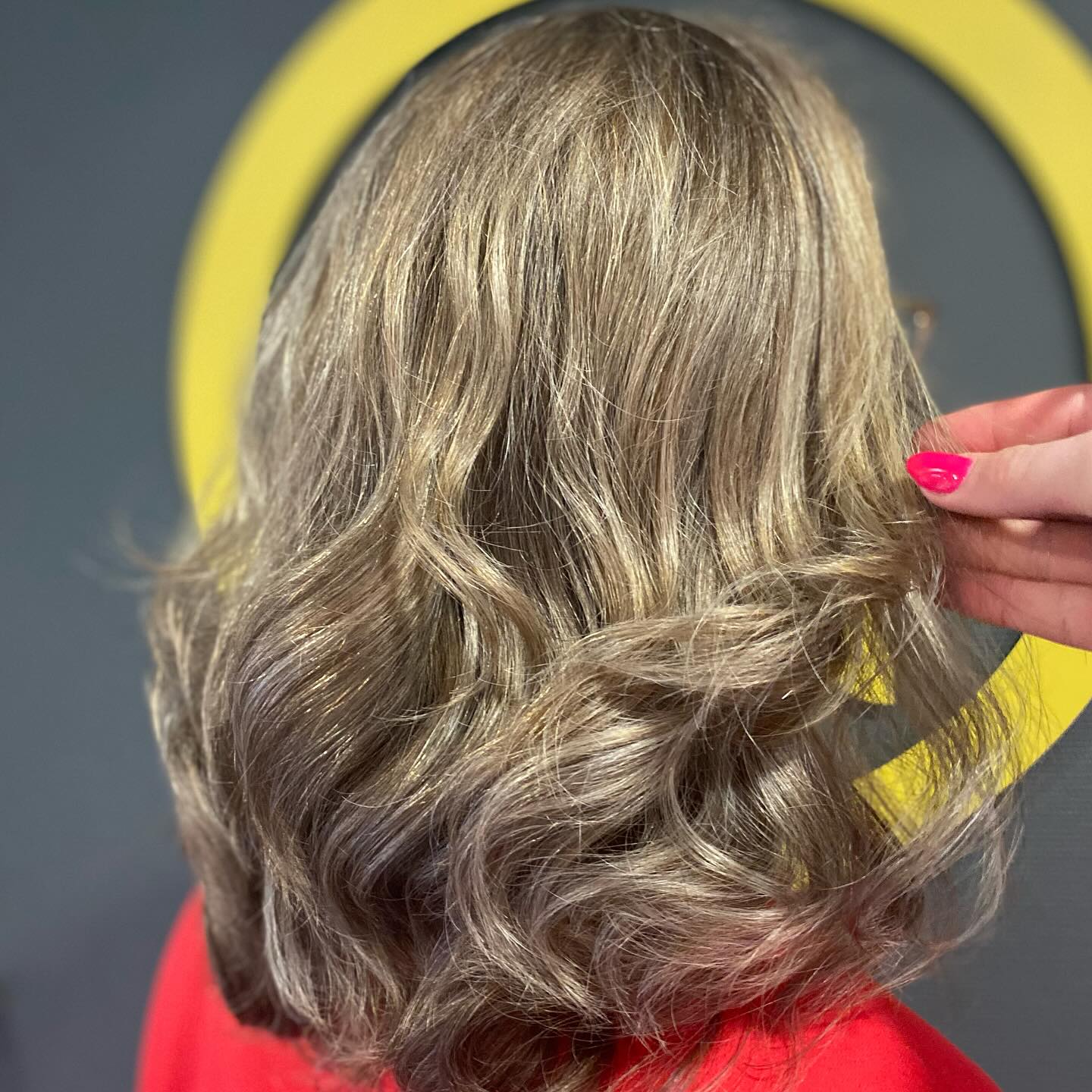 Haarkleur met donkere aanzet en fijne highlights