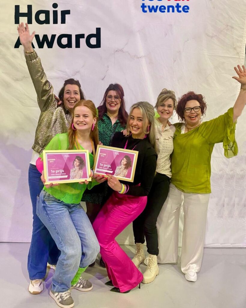 Winnende opsteekkapsels van Lotte en Milla bij de Hair Awards van ROC van Twente
