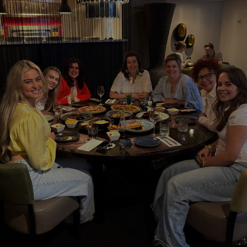 Het team van Natasja's Hairstudio in vakantiesfeer