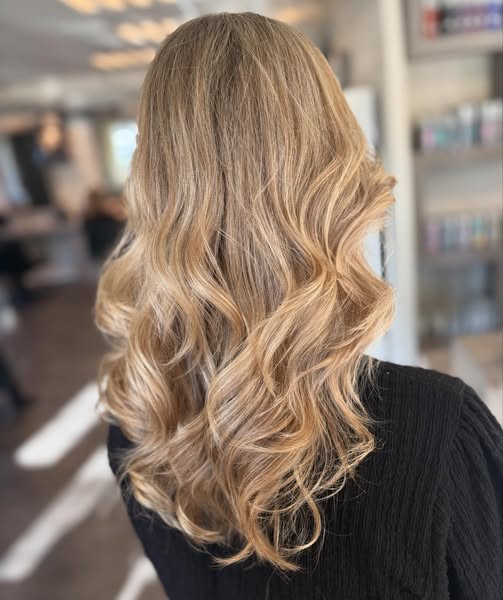 Blond haar met volle golven na een permanent