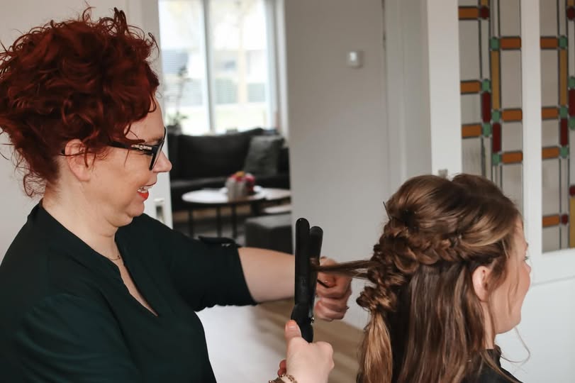 Haar opsteken in de salon voor een feestkapsel