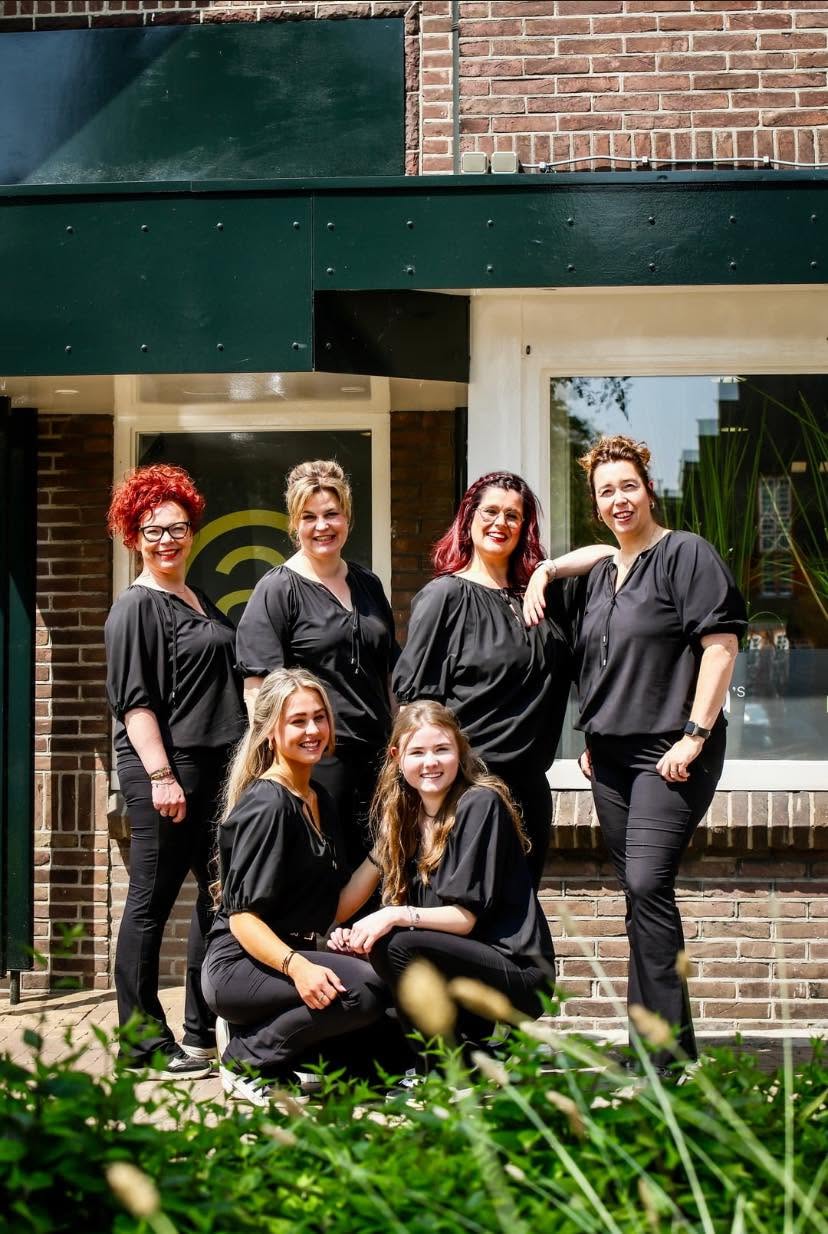 Het team van Natasja's Hairstudio voor de salon in Tubbergen