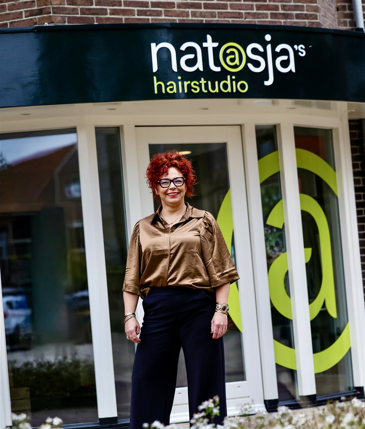 Natasja Hendriks voor haar kapsalon aan de Grotestraat 75 in Tubbergen