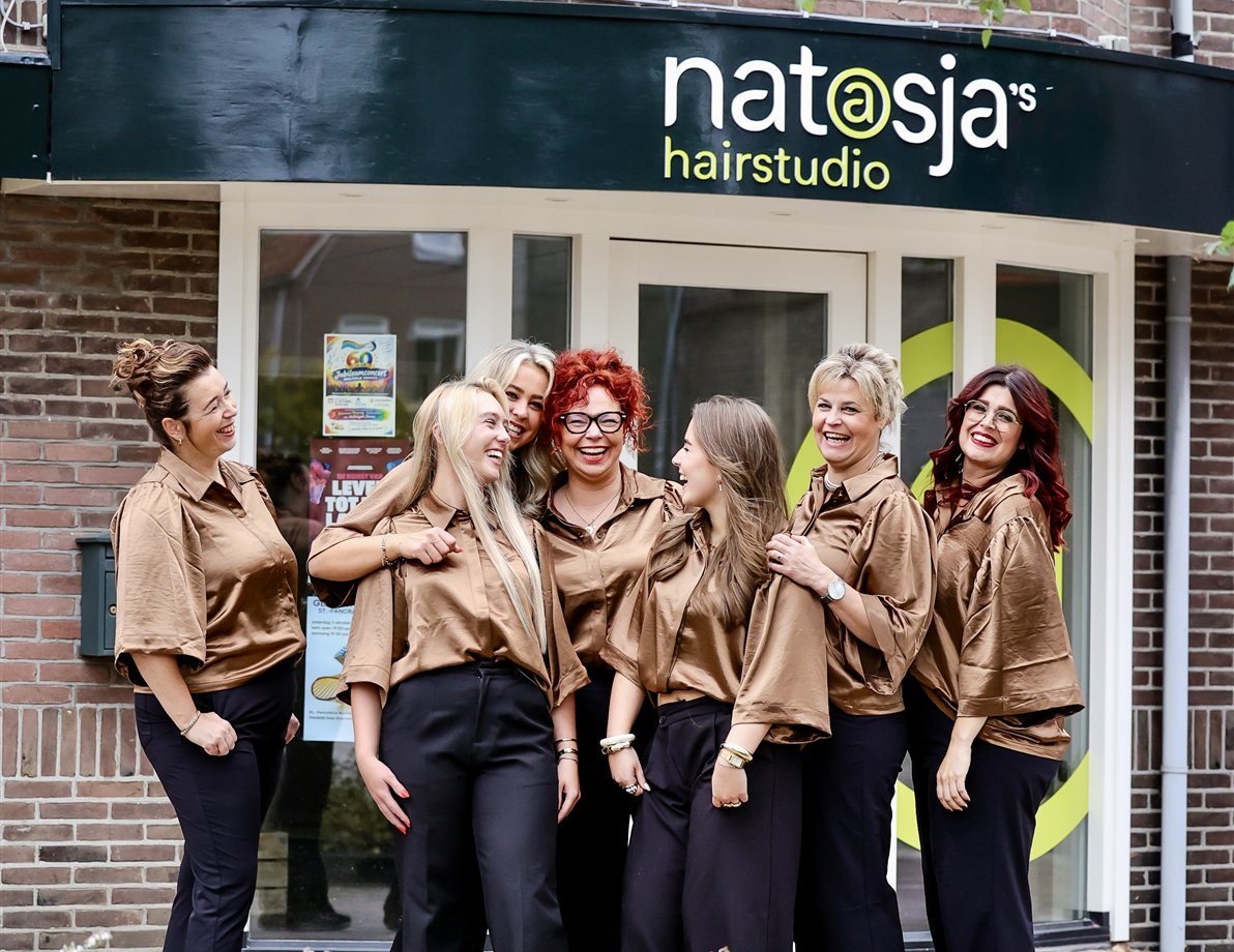 Het team van Natasja's Hairstudio lachend voor de kapsalon in Tubbergen