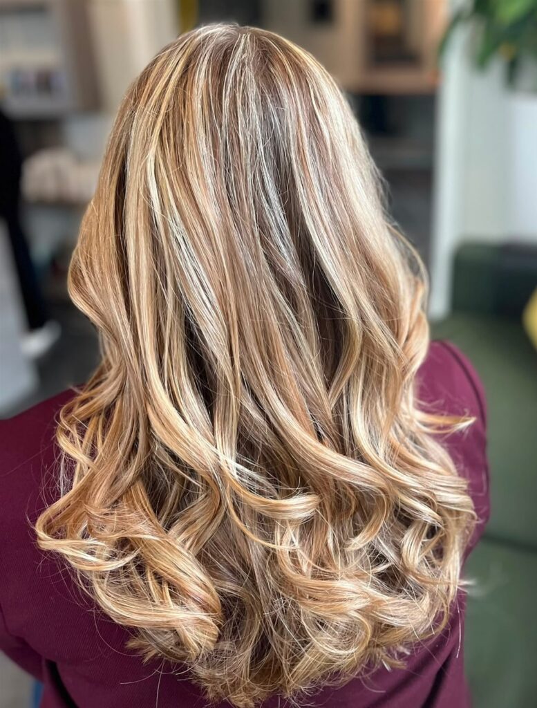Zachte blonde haarkleur met highlights bij Natasja's Hairstudio